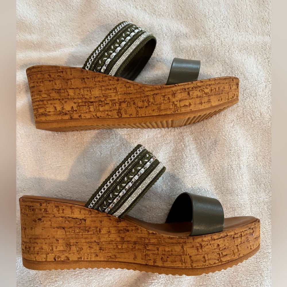 Toscanella Wedge Heels Womens 9.5 NWOT *Spot on each shoe where the tag was - Picture 4 of 10